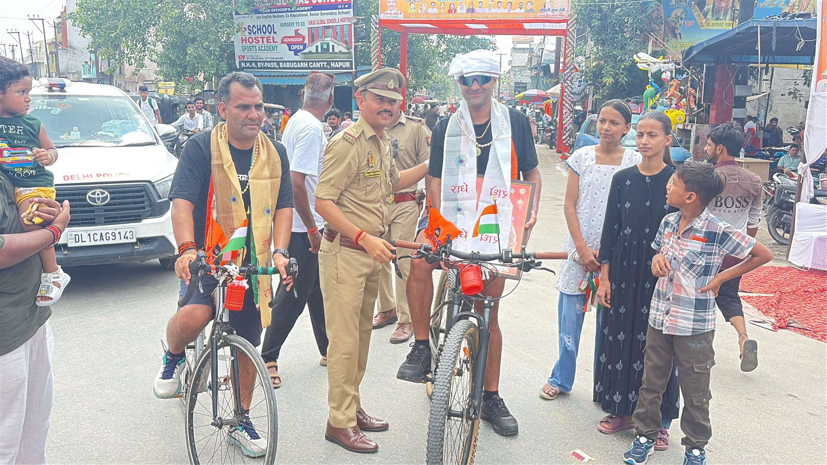 वर्दी के अफसरों का अनोखा अंदाज, साइकिल से कांवड़ लेने निकले दिल्ली के तीन बड़े अधिकारी
