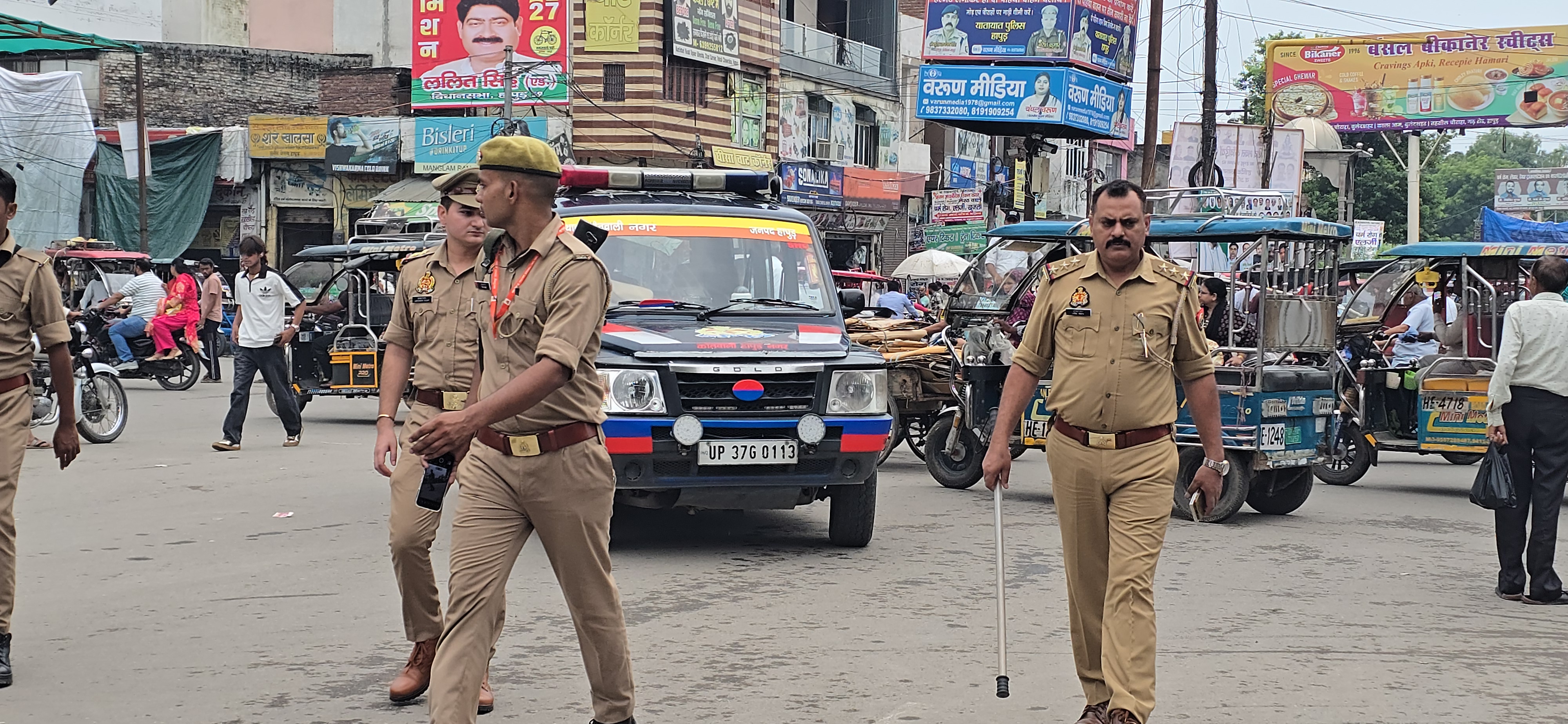 सेवा में पुलिस, सुरक्षा में खाकी... कांवड़ियों ने की हापुड़ पुलिस की जमकर तारीफ, मनीष चौहान दिखे मोर्चे पर