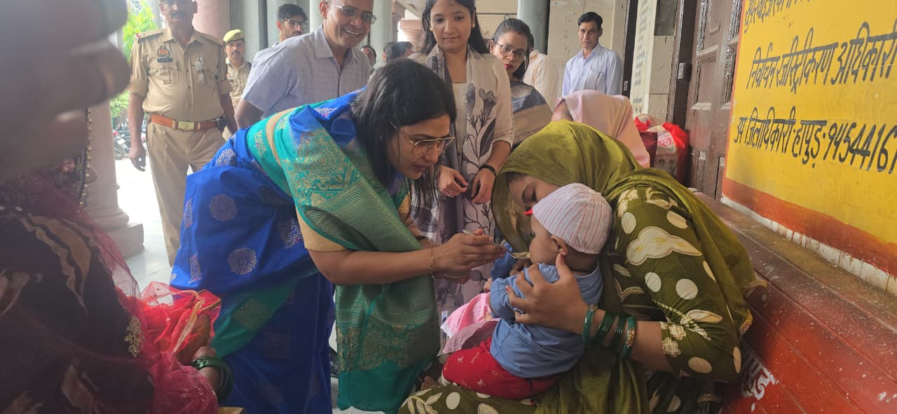 तहसील दिवस से पहले डीएम ने की गर्भवती महिलाओं की गोद भराई, फिर समाधान दिवस में सुनीं जनसमस्याएं; 105 शिकायतों में 17 का मौके पर निस्तारण