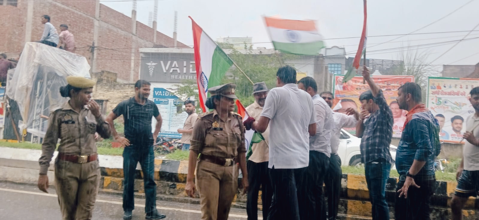 हापुड़ की तिरंगा यात्रा में दिखा अरुणा राय का जज्बा, बारिश में भी संभाली सुरक्षा