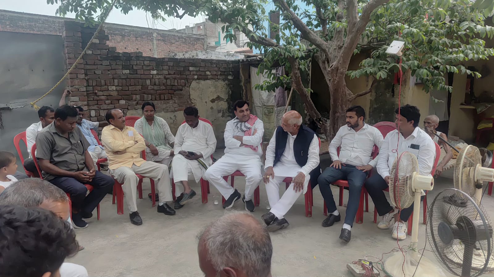 2027 में बदलाव का बिगुल, स्वजन संवाद अभियान से सपा ने गांव-गांव साधा जनसंपर्क