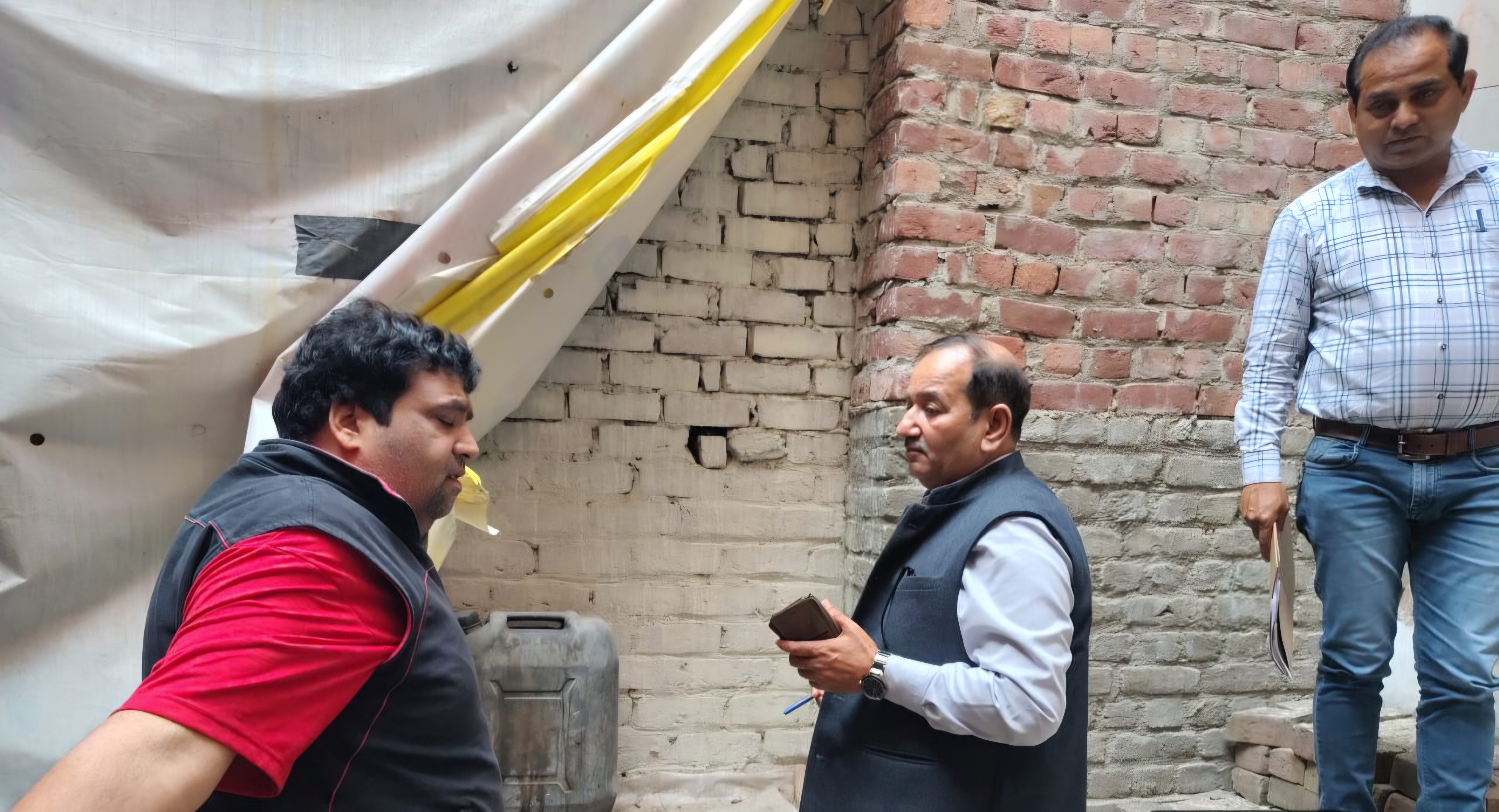 रास्ते पर दीवार खड़ी कर मकान का रास्ता किया बंद, पुलिस जांच में सामने आया अतिक्रमण
