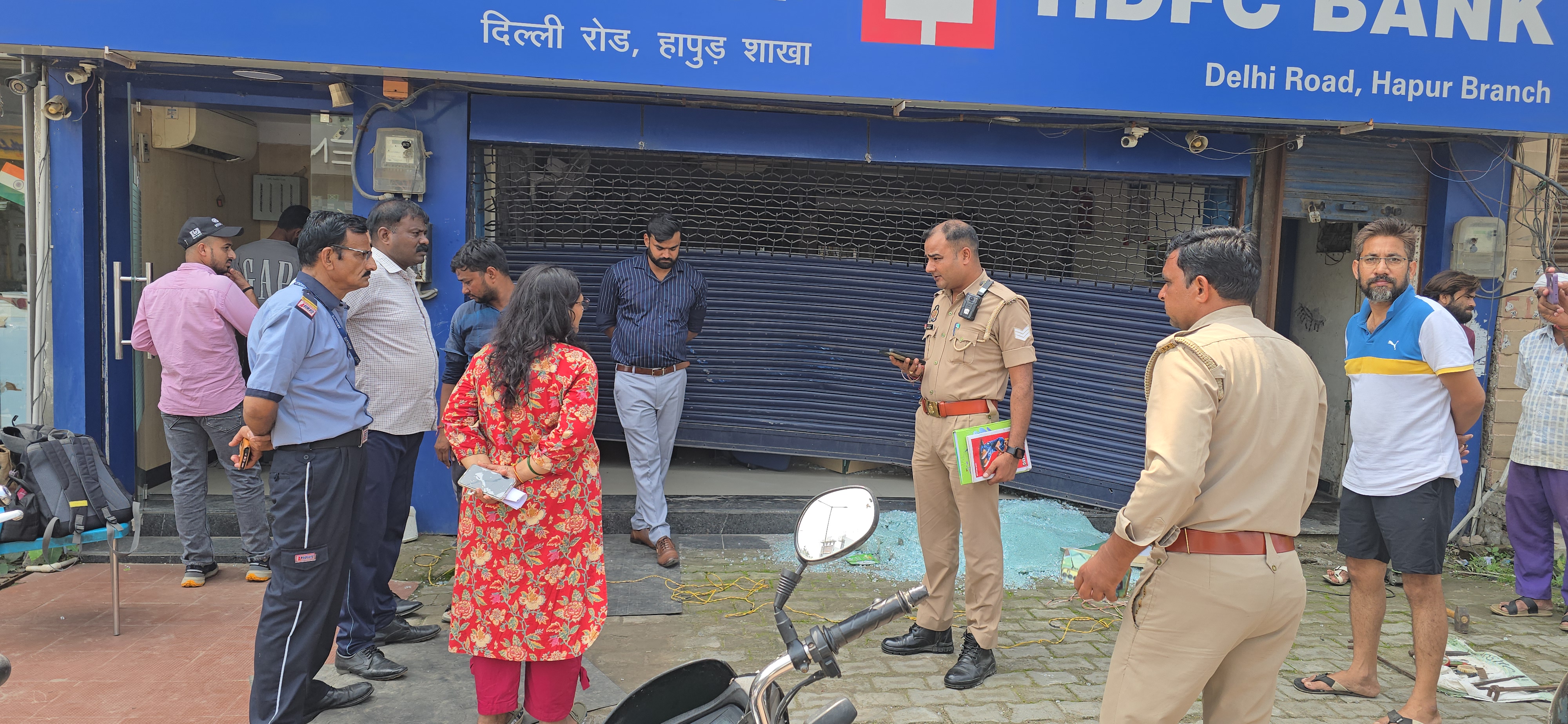 HDFC बैंक के शटर में Tata Punch ने मारी दो बार टक्कर, CCTV फुटेज वायरल