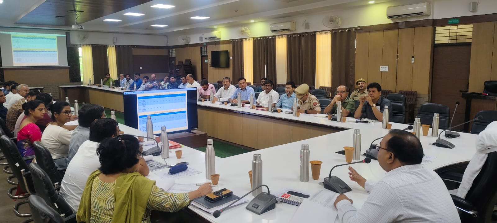 30 स्कूली वाहन बिना फिटनेस दौड़ते मिले, डीएम ने जताई नाराजगी, ‘मिशन सेफ फ्यूचर 2.0’ में होगी कार्रवाई