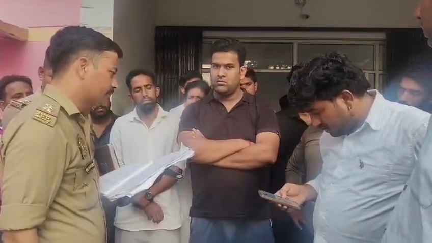 बहन के घर सिंधारा देने गया 26 वर्षीय युवक, कुचेसर में कार के अंदर मिला मृत