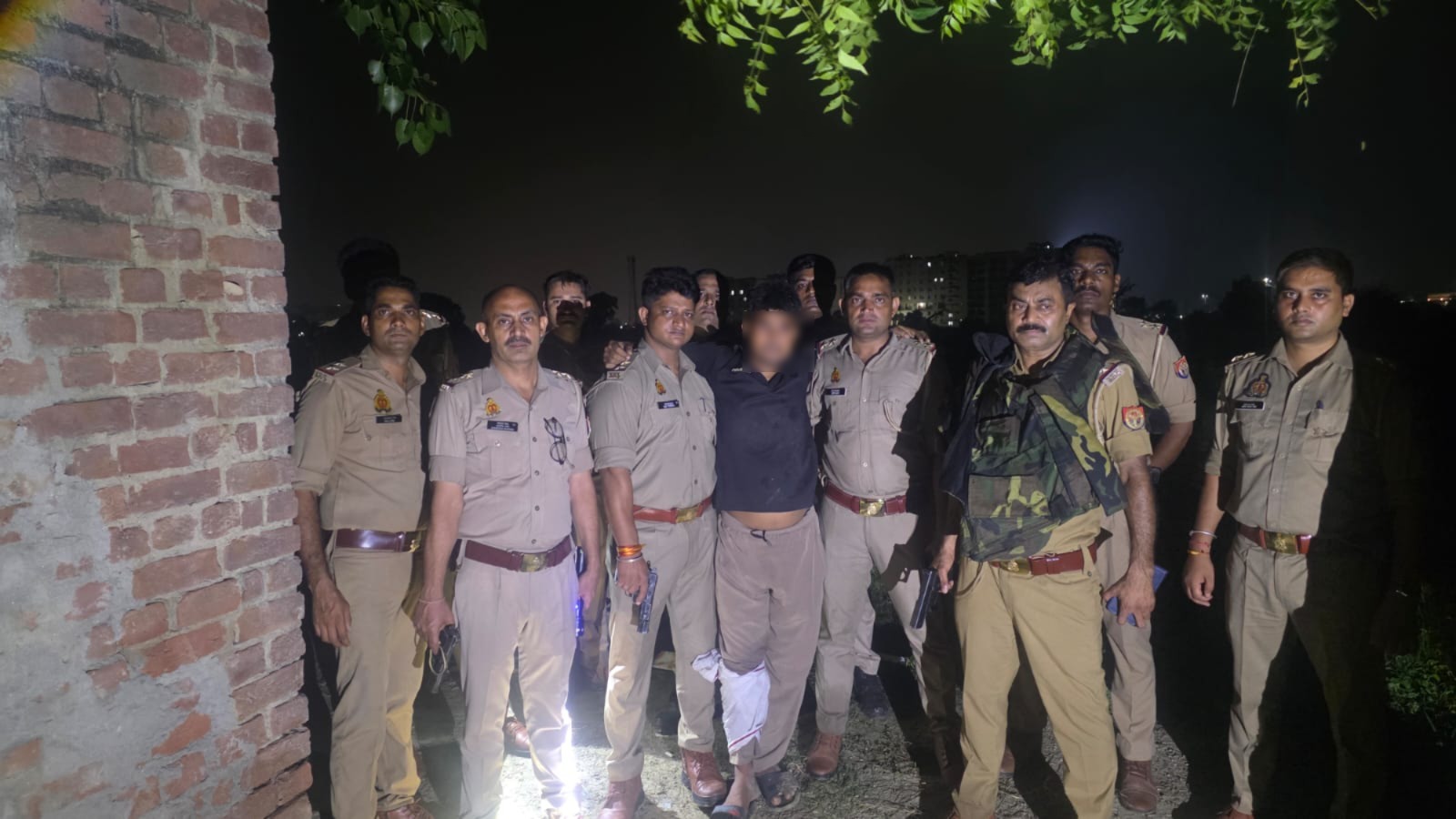 पुलिस की पिस्टल छीनकर भागा एक लाख का इनामी, मुठभेड़ में पैर में गोली लगने के बाद दबोचा