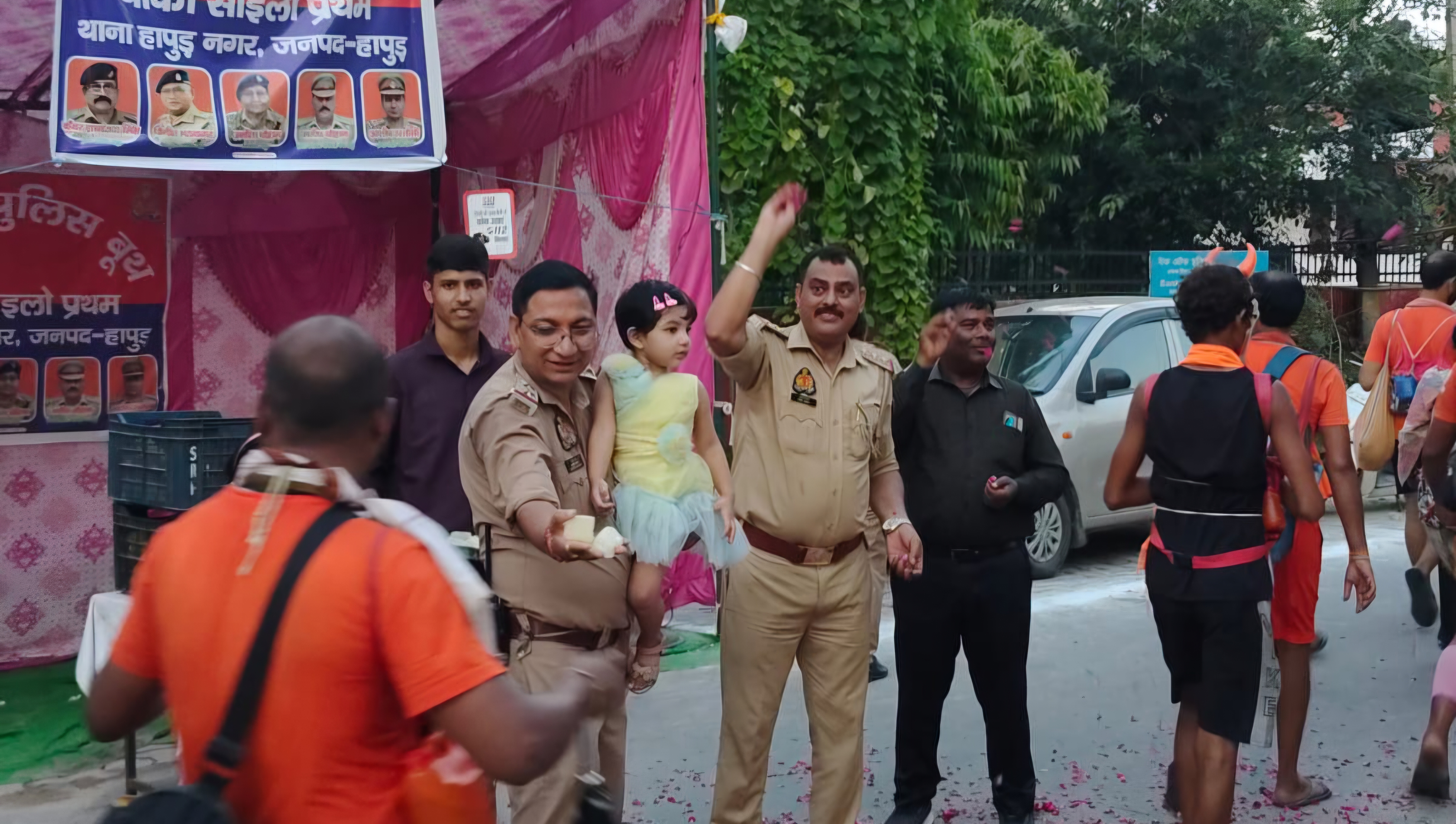 कांवड़ियों के लिए पुलिस बनी सहारा, पुष्प वर्षा से स्वागत और बीमार शिवभक्तों को कराया विश्राम