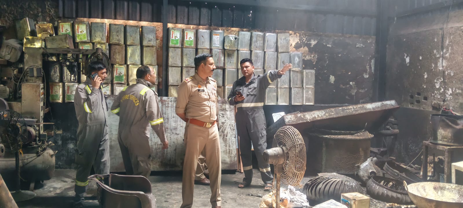 कपूरपुर में नमकीन फैक्ट्री में भीषण आग, तेल के 50 कनस्तर और मैदा के कट्टे जलकर राख