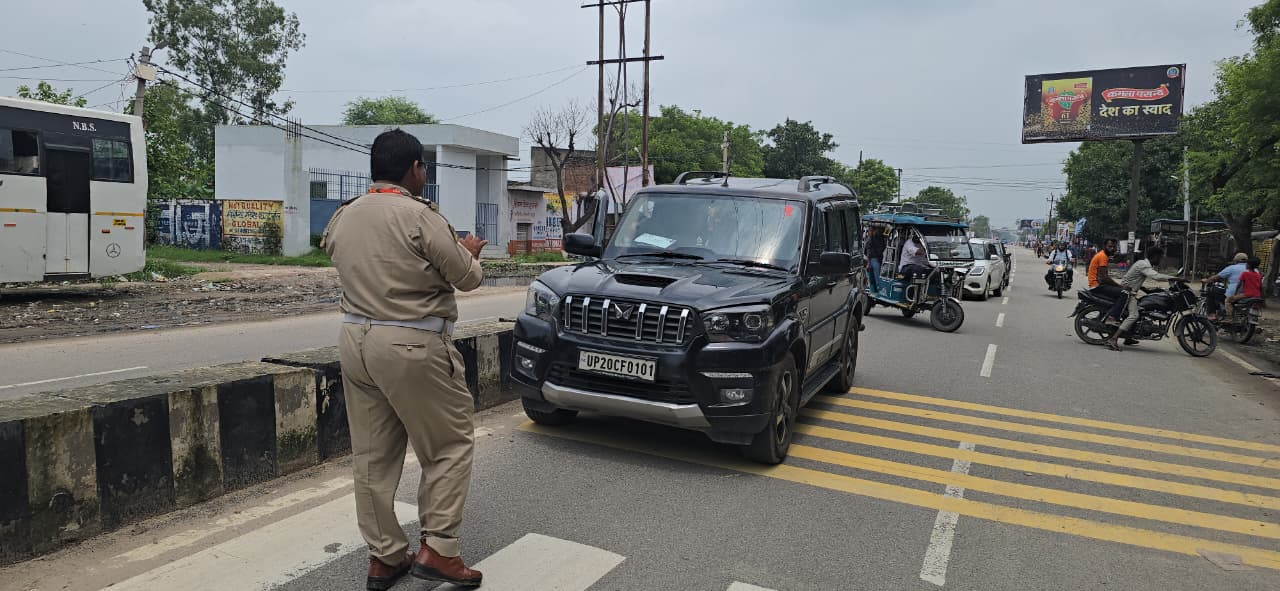कांवड़ मार्ग पर दौड़ते मिले वाहन तो पुलिस ने काटे चालान, चेयरमैन की स्कॉर्पियो भी रोकी; दी सख्त हिदायत