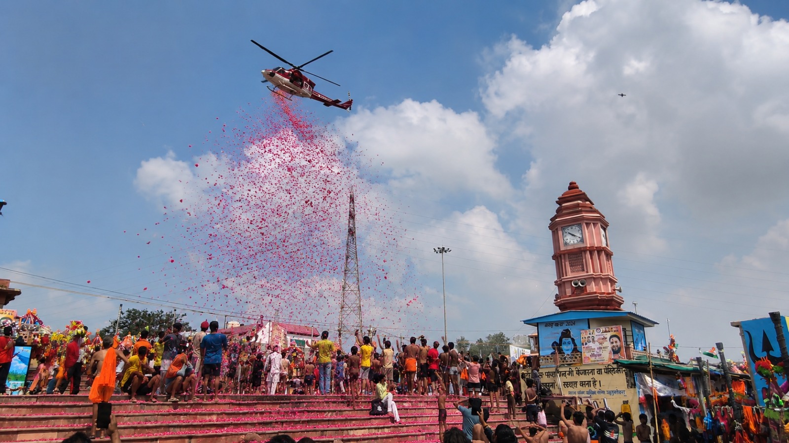 डीएम एसपी ने हेलीकॉप्टर से बरसाये फूल, गूंजा हर-हर महादेव और बोल बम; हापुड़ में कांवड़ियों का भव्य स्वागत