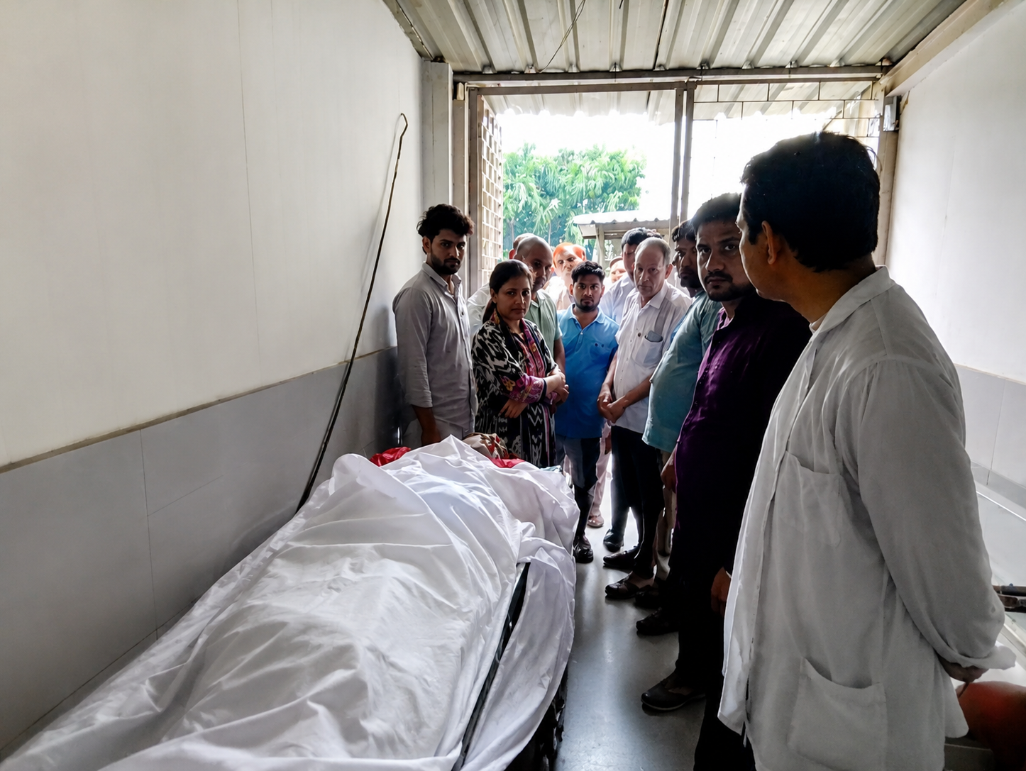 आकाशीय बिजली की चपेट में आया युवक, उपचार के दौरान मौत