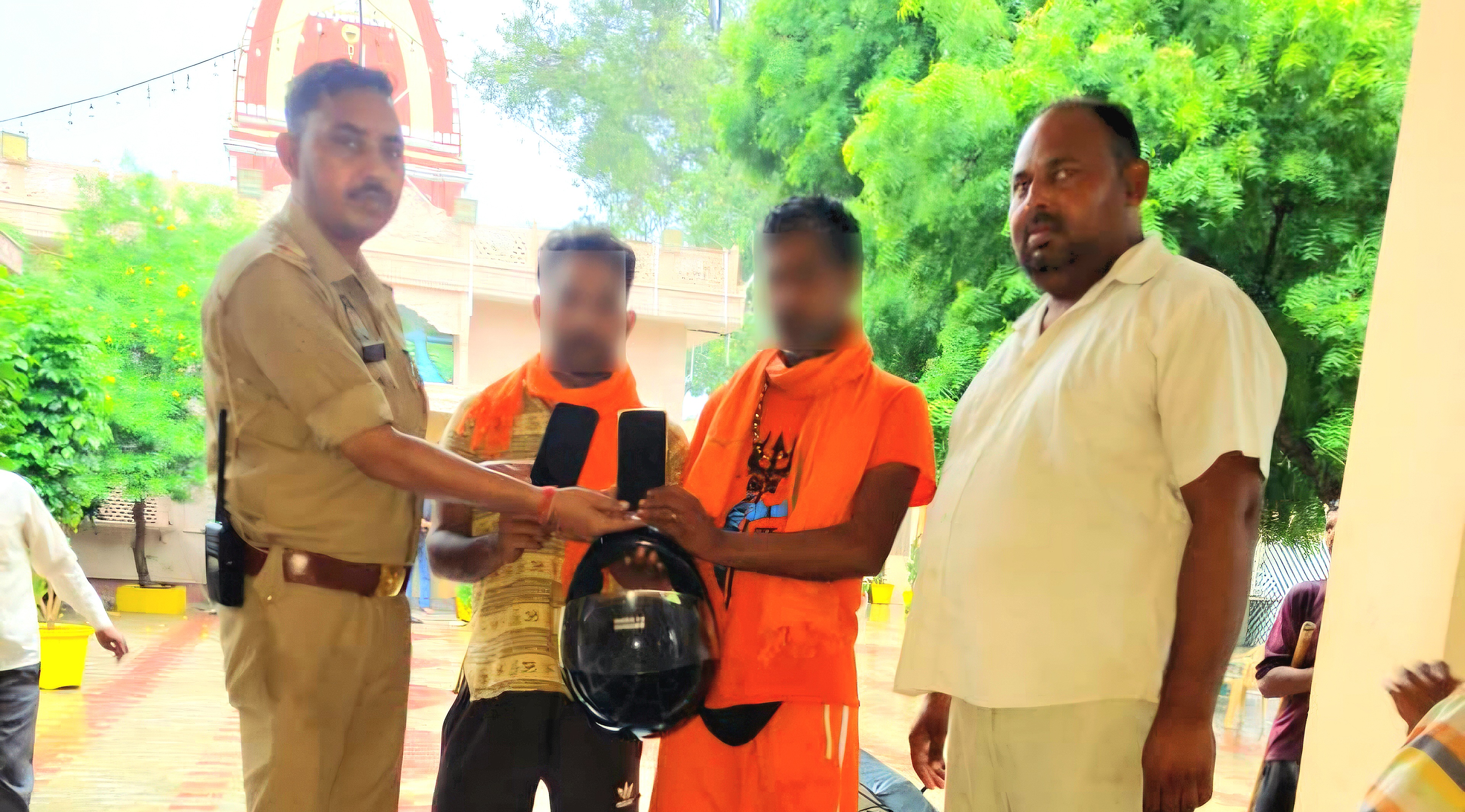 हापुड़ देहात पुलिस की तत्परता, 47,500 रुपये का गुम सामान श्रद्धालुओं को लौटाया