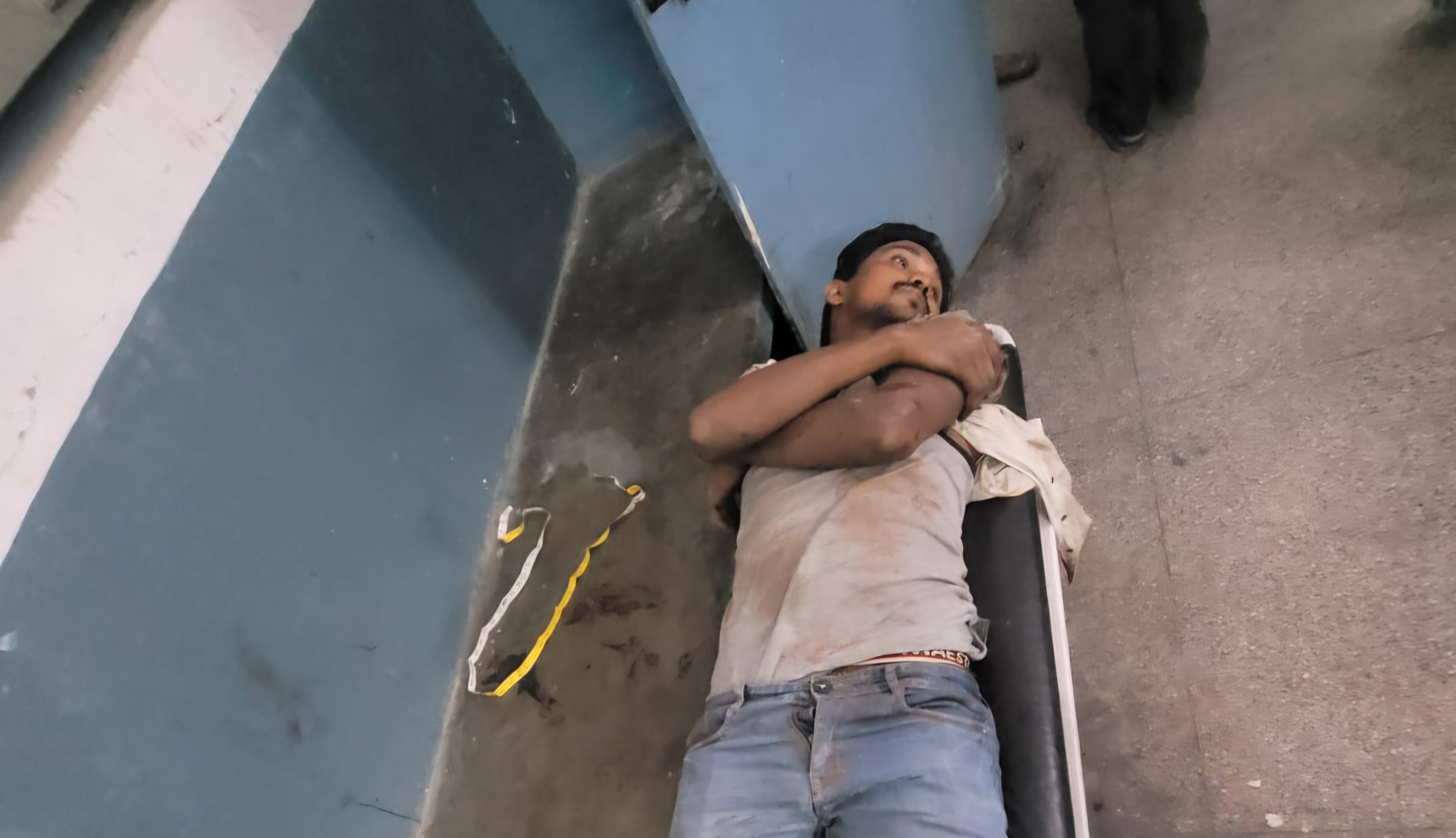 गंगा एक्सप्रेसवे पर ईंटों से भरी ट्रॉली पलटी, पीछे से कार टकराई; सात घायल