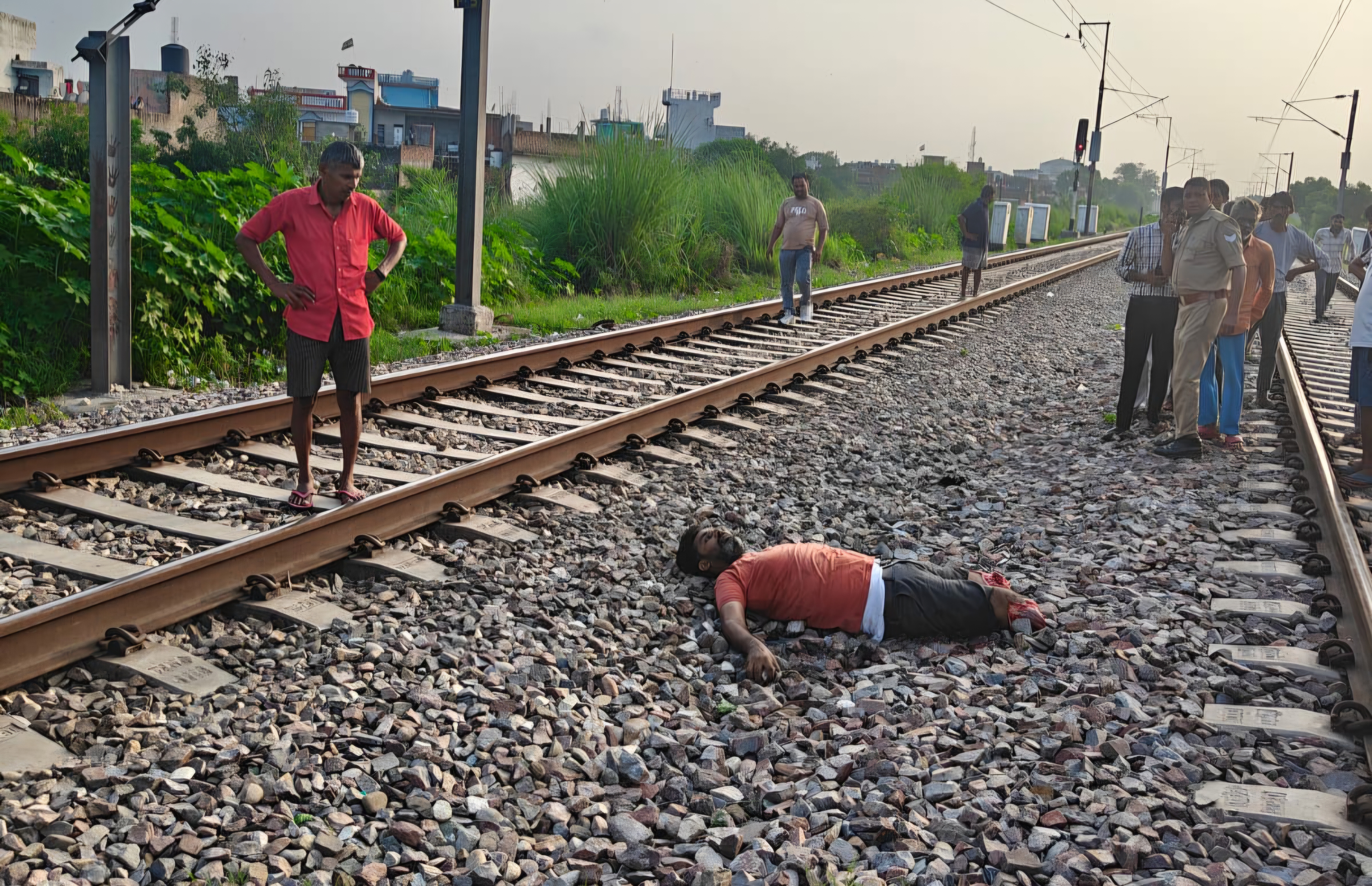 घरेलू विवाद से परेशान युवक ने ट्रेन के सामने छलांग लगाई, गंभीर हालत में अस्पताल में भर्ती
