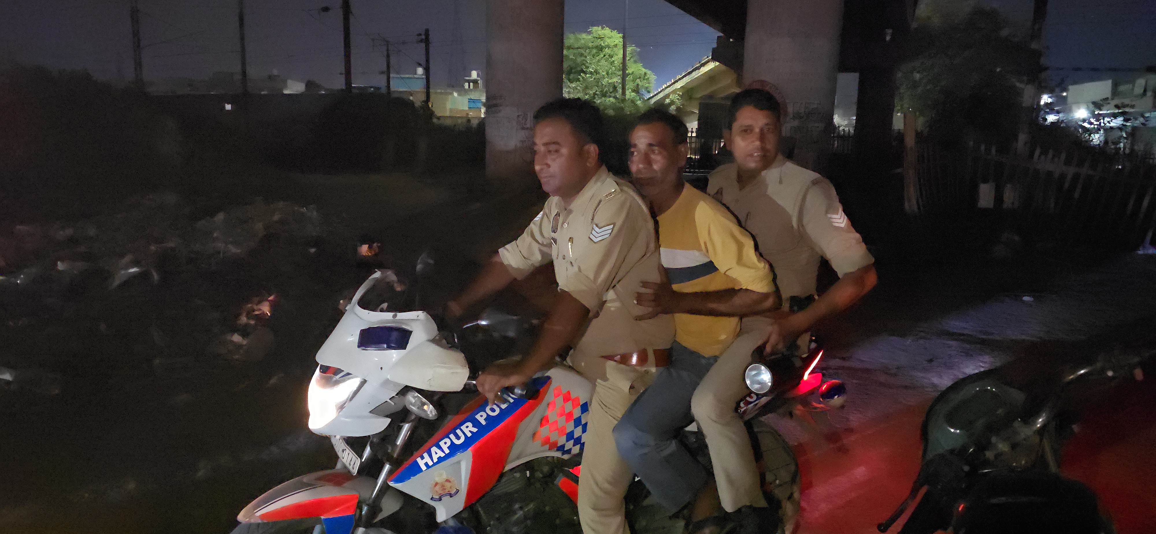 शराबी का फिल्मी स्टाइल, हाथ में हथियार लेकर सड़क पर बनाया भोकाल